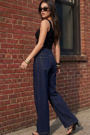 Pantalón de denim, fit recto, cintura media con pretina y trabillas, bolsillos delanteros y traseros de parche. Cierre frontal con botón y cremallera oculta. Detalle de trabillas con botón en pretina.