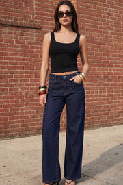 Pantalón de denim, fit recto, cintura media con pretina y trabillas, bolsillos delanteros y traseros de parche. Cierre frontal con botón y cremallera oculta. Detalle de trabillas con botón en pretina.