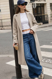 Pantalón wide leg de denim, cintura alta con pretina elástica en constraste, bolsillos delanteros y posteriores de parche. Cierre frontal con botones y cremallera oculta.