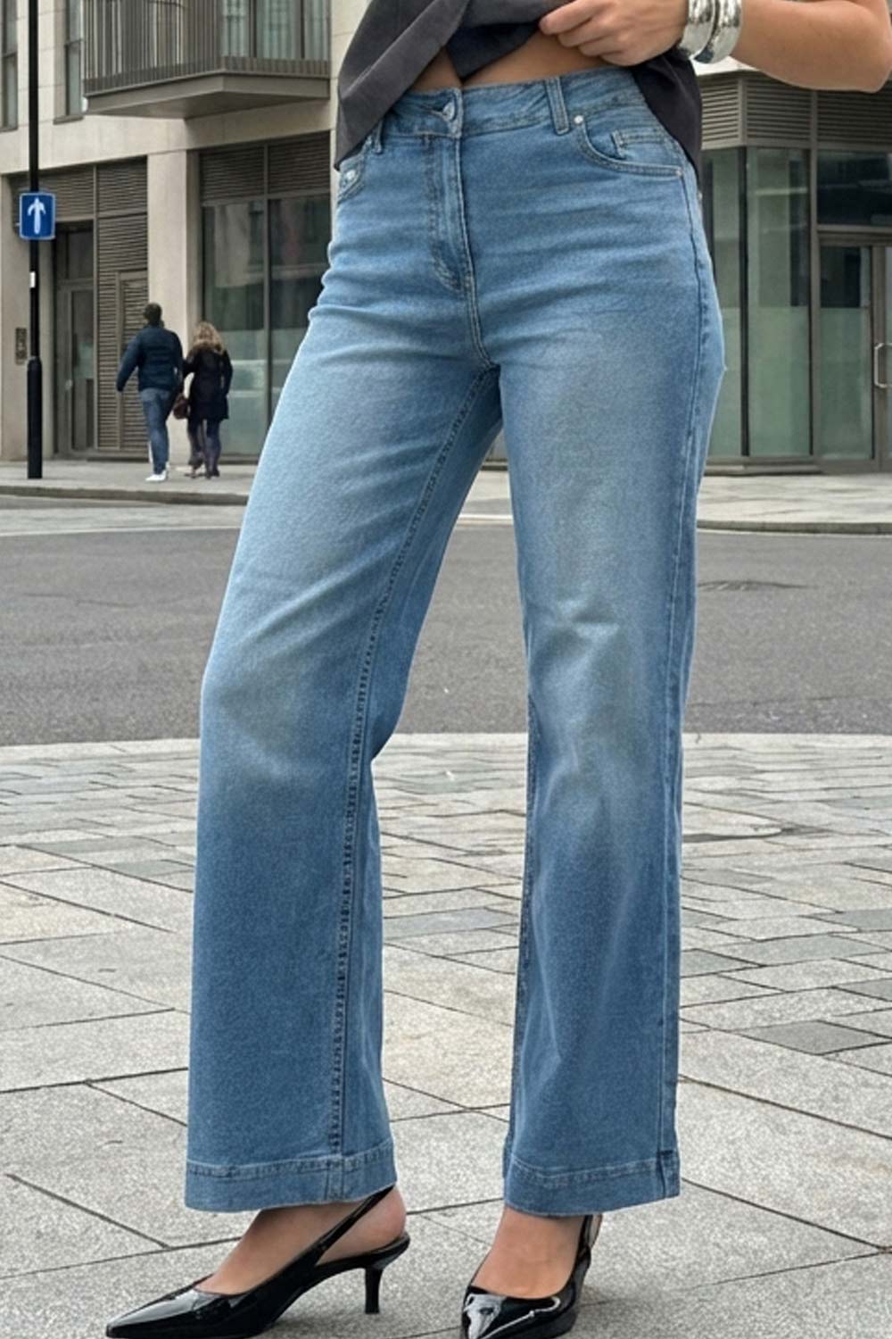 Pantalón de denim, fit recto, cintura alta con pretina y trabillas, bolsillos delanteros y traseros de parche. Cierre con botón y cremallera oculta.