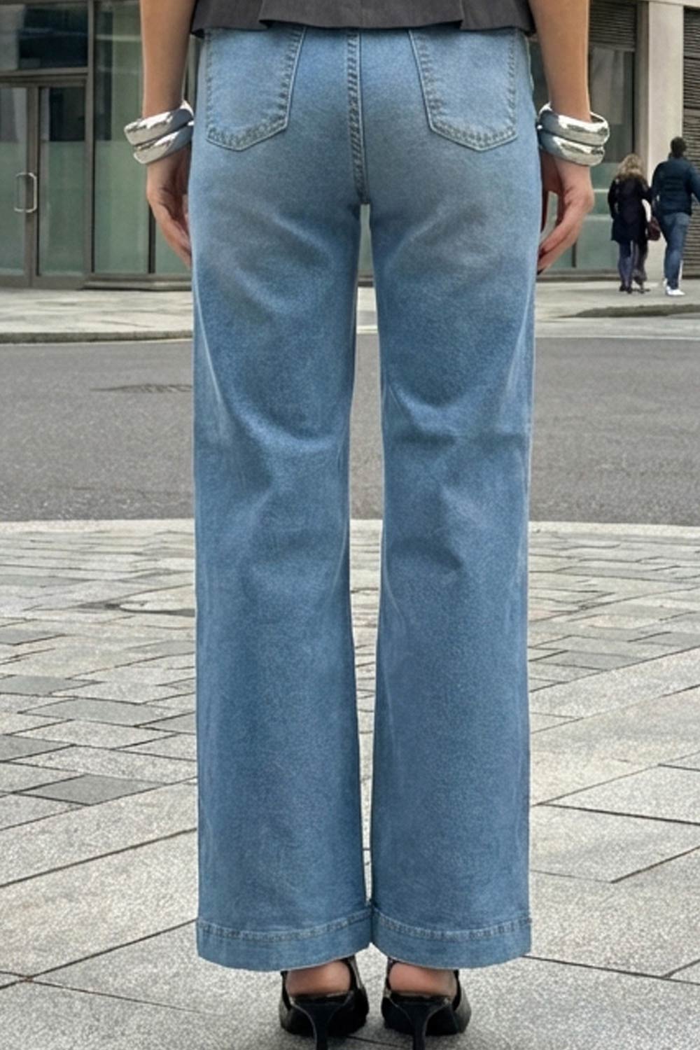 Pantalón de denim, fit recto, cintura alta con pretina y trabillas, bolsillos delanteros y traseros de parche. Cierre con botón y cremallera oculta.