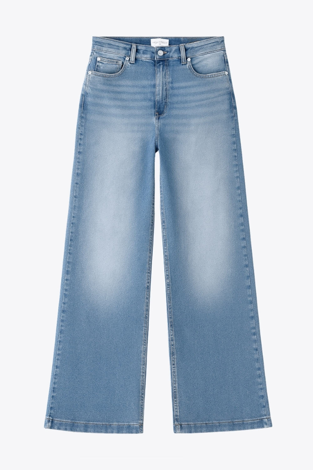 Pantalón de denim, fit recto, cintura alta con pretina y trabillas, bolsillos delanteros y traseros de parche. Cierre con botón y cremallera oculta.