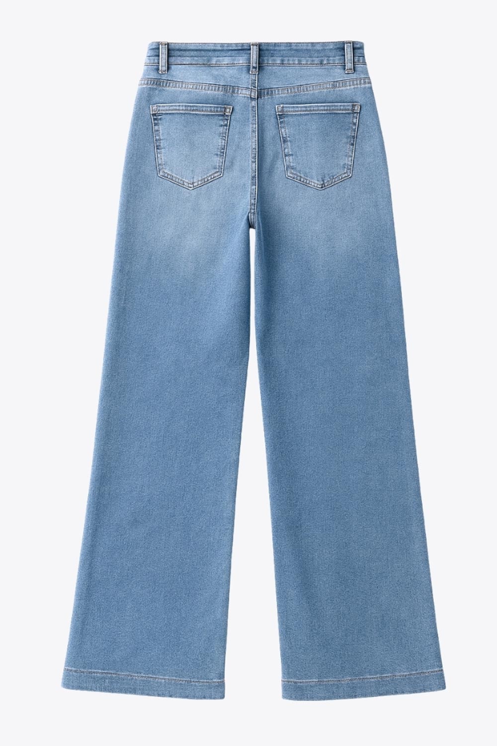 Pantalón de denim, fit recto, cintura alta con pretina y trabillas, bolsillos delanteros y traseros de parche. Cierre con botón y cremallera oculta.