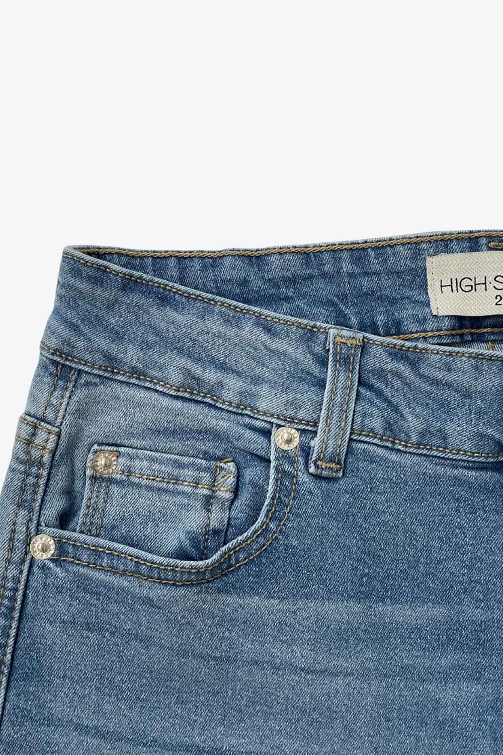 Pantalón de denim, fit recto, cintura alta con pretina y trabillas, bolsillos delanteros y traseros de parche. Cierre con botón y cremallera oculta.