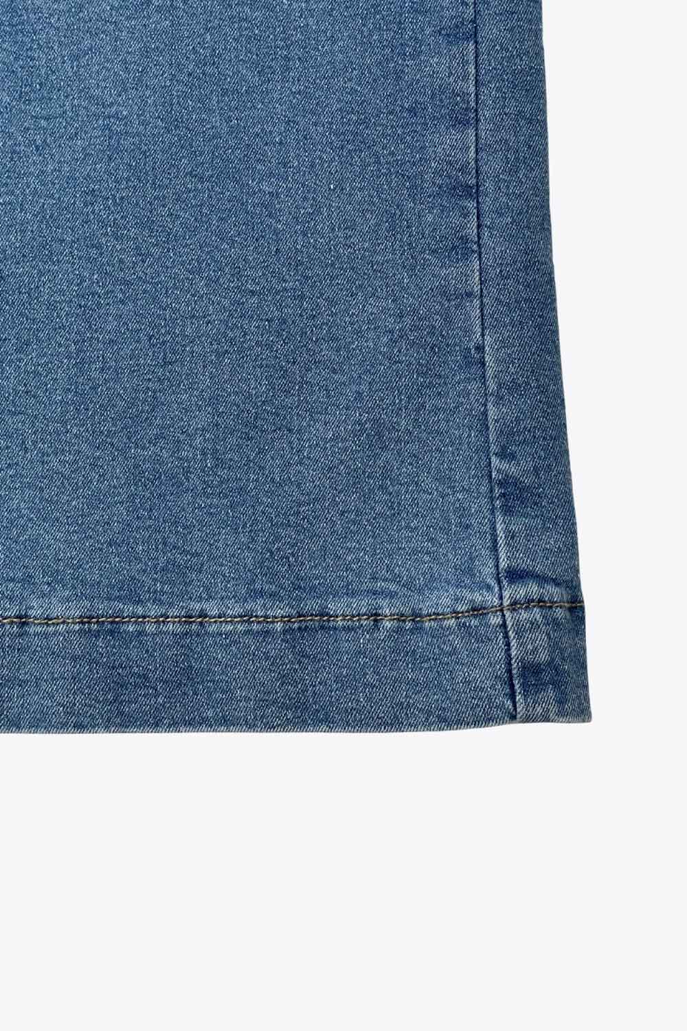 Pantalón de denim, fit recto, cintura alta con pretina y trabillas, bolsillos delanteros y traseros de parche. Cierre con botón y cremallera oculta.