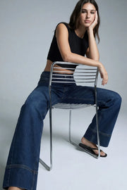Pantalón de denim, fit wide leg, tiro alto, pretina con trabillas, bolsillos delanteros y traseros de parche. Cierre frontal con botón y cremallera oculta. Detalle de trabilla ajustable posterior.