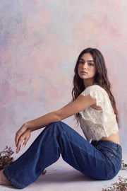 Pantalón de denim, fit wide leg, tiro alto, pretina con trabillas, bolsillos delanteros y traseros de parche. Cierre frontal con botón y cremallera oculta.
