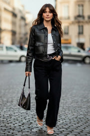 Pantalón de denim, fit recto, tiro alto con pretina y trabillas, bolsillos delanteros y traseros de parche. Cierre con botón y cremallera oculta.