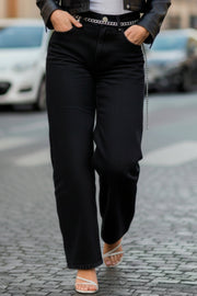 Pantalón de denim, fit recto, tiro alto con pretina y trabillas, bolsillos delanteros y traseros de parche. Cierre con botón y cremallera oculta.