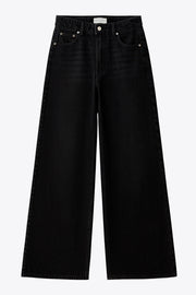 Pantalón de denim, fit recto, tiro alto con pretina y trabillas, bolsillos delanteros y traseros de parche. Cierre con botón y cremallera oculta.