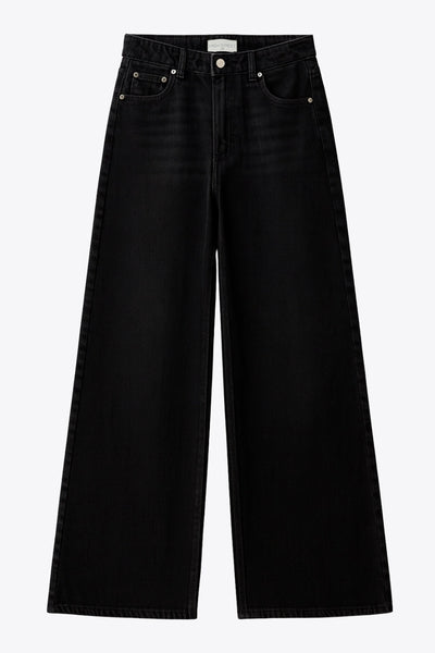 Pantalón de denim, fit recto, tiro alto con pretina y trabillas, bolsillos delanteros y traseros de parche. Cierre con botón y cremallera oculta.