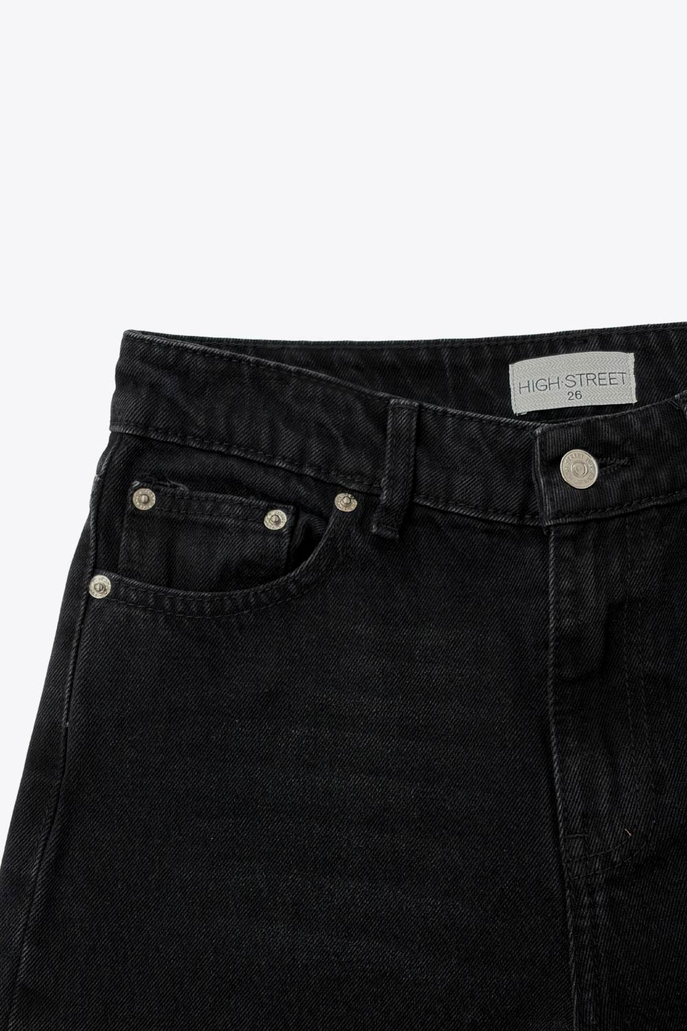 Pantalón de denim, fit recto, tiro alto con pretina y trabillas, bolsillos delanteros y traseros de parche. Cierre con botón y cremallera oculta.