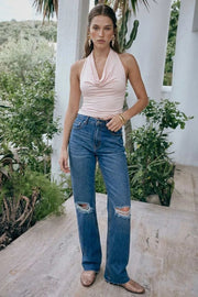 Pantalón wide leg de denim con rotos, tiro alto, bolsillos delanteros y traseros de parche. Cierre con botón y cremallera oculta. Detalle de rotos en bajo.