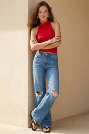 Pantalón wide leg de denim con rotos, tiro alto, bolsillos delanteros y traseros de parche. Cierre con botón y cremallera oculta. Detalle de rotos en bajo.