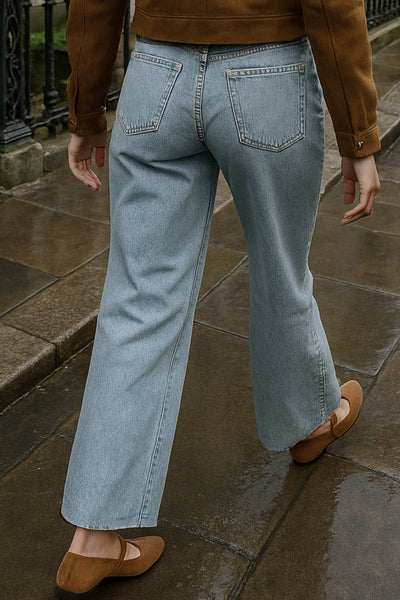 Pantalón wide leg de denim con rotos, tiro alto, bolsillos delanteros y traseros de parche. Cierre con botón y cremallera oculta. Detalle de rotos en bajo.