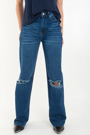 Pantalón wide leg de denim con rotos, tiro alto, bolsillos delanteros y traseros de parche. Cierre con botón y cremallera oculta. Detalle de rotos en bajo.