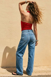 Pantalón wide leg de denim con rotos, tiro alto, bolsillos delanteros y traseros de parche. Cierre con botón y cremallera oculta. Detalle de rotos en bajo.