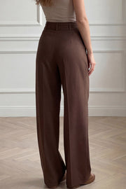 Pantalón de fit wide leg, cintura alta con pretina, trabillas y doble lazo amarrable, pinzas frontales y bolsillos delanteros. Cierre frontal con broche y cremallera ocultos.