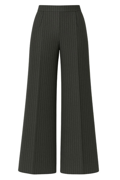 Pantalón de estampado rayas, fit wide leg. cintura alta con pretina, pinza frontal con raya, cierre frontal con broche y cremallera ocultas.