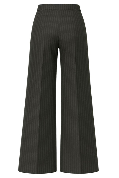 Pantalón de estampado rayas, fit wide leg. cintura alta con pretina, pinza frontal con raya, cierre frontal con broche y cremallera ocultas.