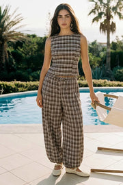 Pantalón de estampado cuadros, fit balloon, cintura media con pretina elástica y jareta frontal ajustable, bolsillos delanteros y rib elástico en bajo.