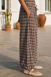 Pantalón de estampado cuadros, fit balloon, cintura media con pretina elástica y jareta frontal ajustable, bolsillos delanteros y rib elástico en bajo.