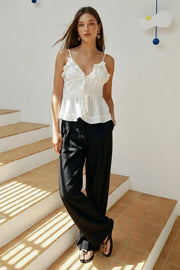 Pantalón wide leg de cintura alta con pretina, pinzas con detalle decorativo frontal, bolsillos delanteros, cierre frontal con broche y cremallera ocultos.