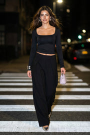 Pantalón wide leg de cintura alta con pretina, pinzas con detalle decorativo frontal, bolsillos delanteros, cierre frontal con broche y cremallera ocultos.