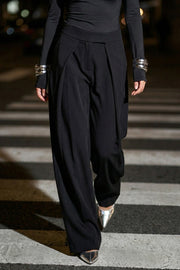 Pantalón wide leg de cintura alta con pretina, pinzas con detalle decorativo frontal, bolsillos delanteros, cierre frontal con broche y cremallera ocultos.