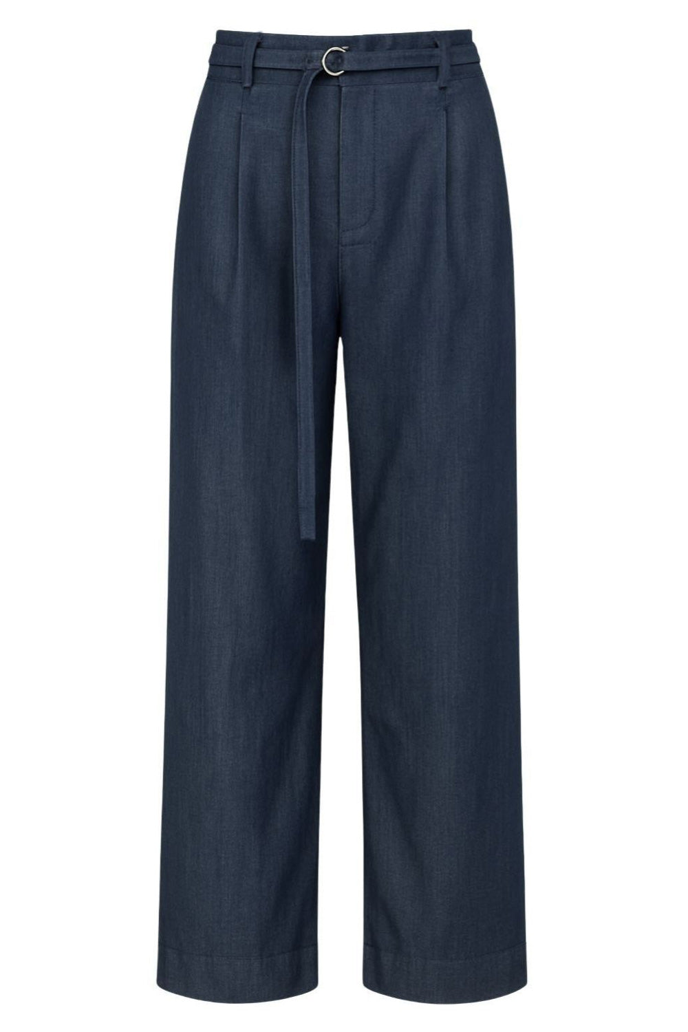 Pantalón de fit wide leg, cintura alta con pretina elástica posterior y trabillas, cinturón del mismo tejido con hebilla en contraste, pinzas frontales, vivos decorativos posteriores y cierre frontal con cremallera oculta.