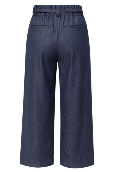 Pantalón de fit wide leg, cintura alta con pretina elástica posterior y trabillas, cinturón del mismo tejido con hebilla en contraste, pinzas frontales, vivos decorativos posteriores y cierre frontal con cremallera oculta.