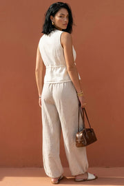Pantalón de fit balloon, pinzas frontales, cintura alta con pretina elástica y jareta frontal ajustable, bolsillos delanteros y rib elástico en bajo.
