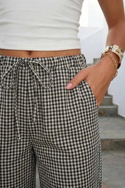 Pantalón estampado de fit balloon, cintura alta con pretina elástica y jareta frontal ajustable, bajo globo y bolsillos delanteros.
