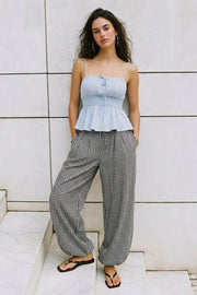 Pantalón estampado de fit balloon, cintura alta con pretina elástica y jareta frontal ajustable, pinzas frontales, bajo globo elástico y bolsillos delanteros.