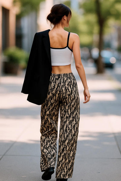 Pantalón estampado de fit fluido, bolsillos delanteros y cintura alta elástica.