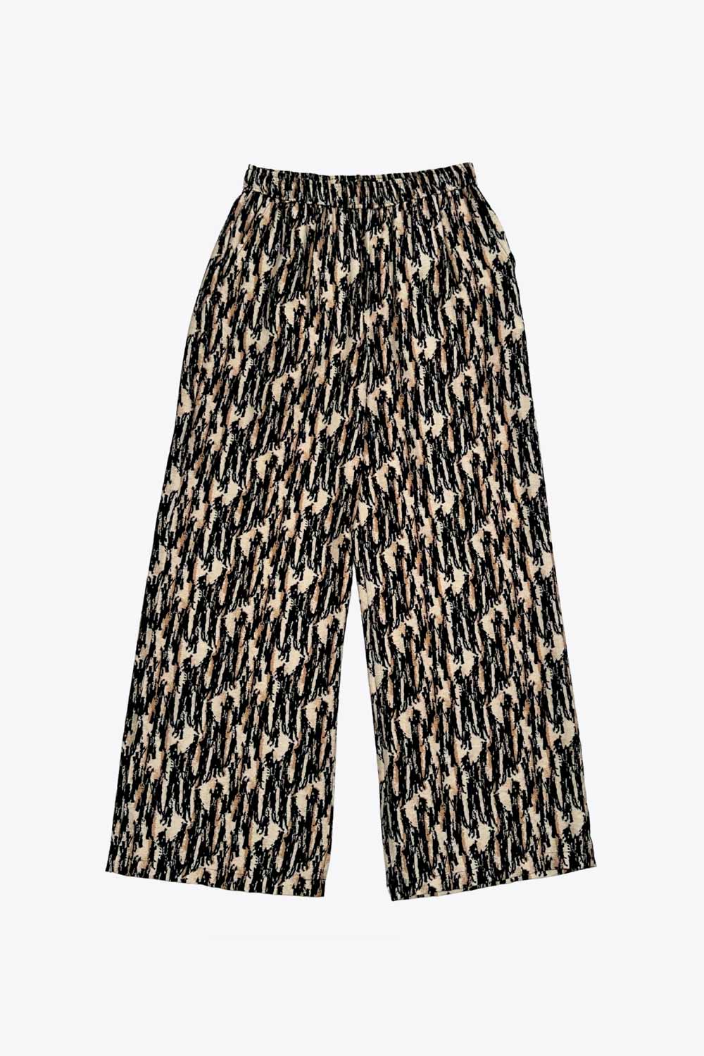 Pantalón estampado de fit fluido, bolsillos delanteros y cintura alta elástica.