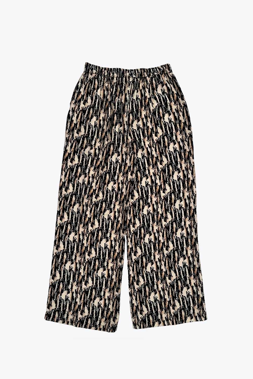 Pantalón estampado de fit fluido, bolsillos delanteros y cintura alta elástica.