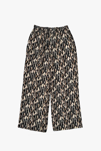 Pantalón estampado de fit fluido, bolsillos delanteros y cintura alta elástica.