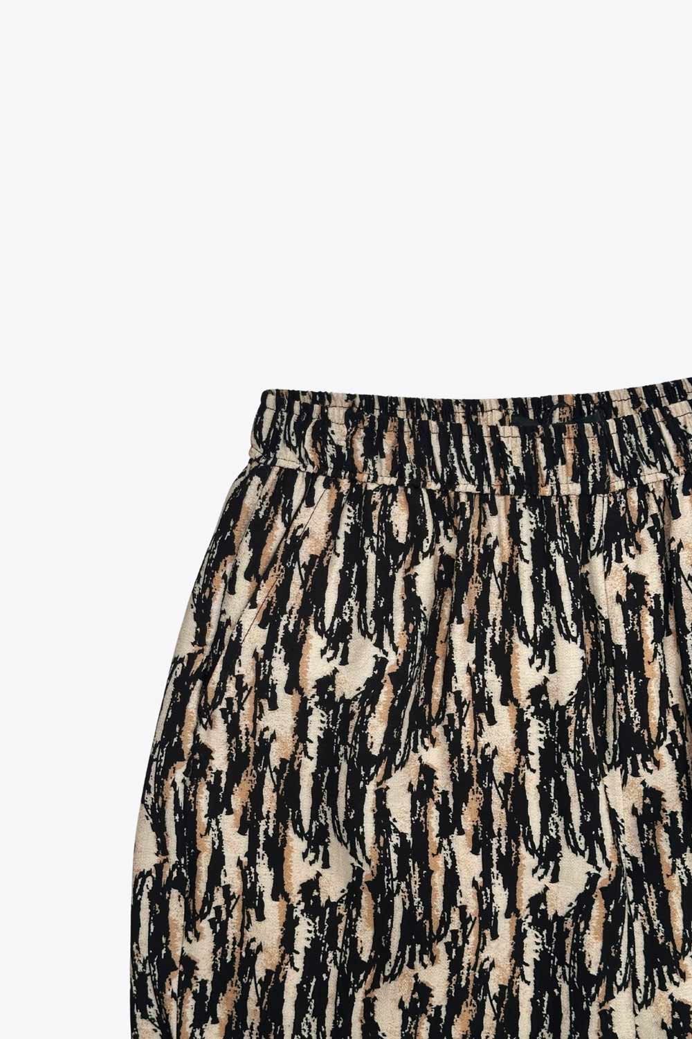 Pantalón estampado de fit fluido, bolsillos delanteros y cintura alta elástica.