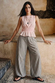 Pantalón estampado de fit balloon, cintura alta con pretina elástica y jareta frontal ajustable, pinzas frontales, bajo globo elástico y bolsillos delanteros.