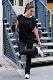 Leggings ajustados, de cintura media elástica con doblez en pretina y fit flare.