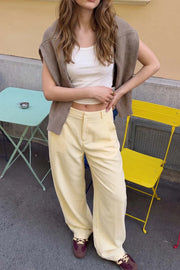 Pantalón de fit balloon, cintura alta con trabillas y pretina elástica posterior, bolsillos delanteros y traseros de parche. Cierre frontal con broche y cremallera ocultos.