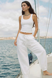 Pantalón de lino, fit balloon, cintura alta con pretina elástica y jareta frontal ajustable, bolsillos delanteros y rib elástico en bajo.