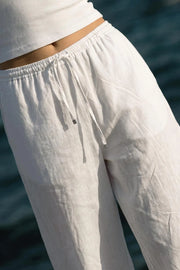 Pantalón de lino, fit balloon, cintura alta con pretina elástica y jareta frontal ajustable, bolsillos delanteros y rib elástico en bajo.