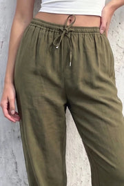 Pantalón de lino, fit balloon, cintura alta con pretina elástica y jareta frontal ajustable, bolsillos delanteros y rib elástico en bajo.