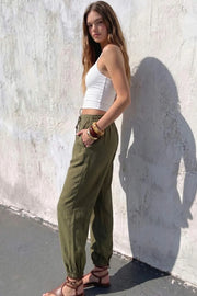 Pantalón de lino, fit balloon, cintura alta con pretina elástica y jareta frontal ajustable, bolsillos delanteros y rib elástico en bajo.