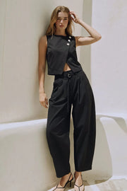 Pantalón de fit balloon, pinzas frontales, cintura alta con pretina, trabillas y cinturón del mismo tejido con hebilla en contraste, bolsillos delanteros, cierre frontal con broche y cremallera ocultos.