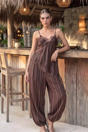 Pantalón de fit balloon, estampado rayas, pinzas con cortes frontales, cintura alta con pretina elástica y jareta frontal ajustable, bolsillos delanteros, pinzas y elástico en bajo.