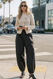 Pantalón de fit balloon, pinzas con cortes frontales, cintura alta con pretina elástica y jareta frontal ajustable, bolsillos delanteros y rib elástico en bajo.