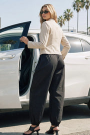 Pantalón de fit balloon, pinzas con cortes frontales, cintura alta con pretina elástica y jareta frontal ajustable, bolsillos delanteros y rib elástico en bajo.